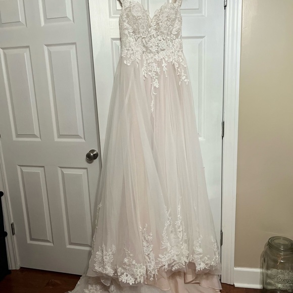 A contemporary white lace and tulle wedding dress with - Picture 6 of 14